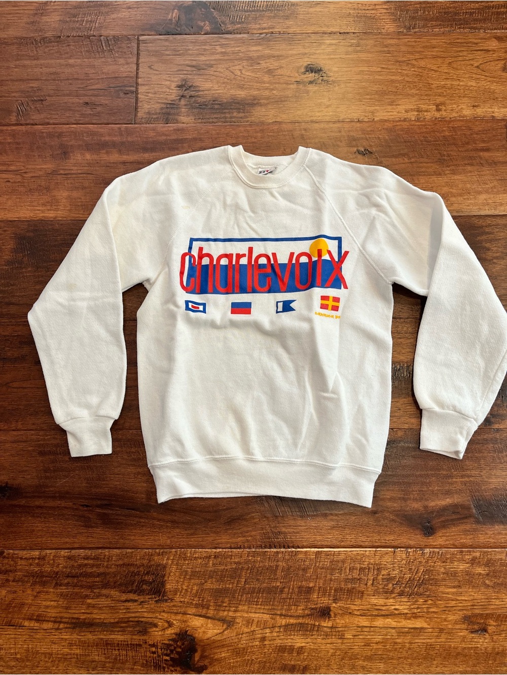 CHARLEVOIX MICHIGAN WHITE SWEATSHIRT. WOMEN’S MEDIUM
